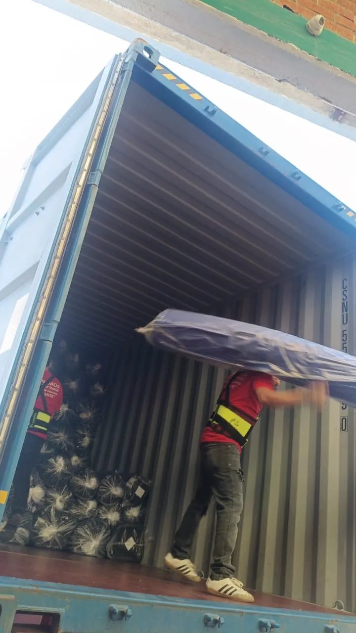 Maniobristas acomodando bultos de mercancía dentro de un contenedor
